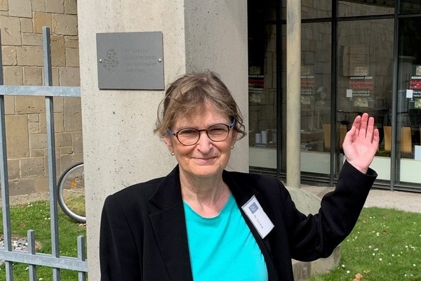 Dr. Ute Pott vor dem Gleimhaus, Gleimhaus