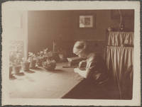 Selbstporträt bei der Bearbeitung einer Druckplatte, um 1915