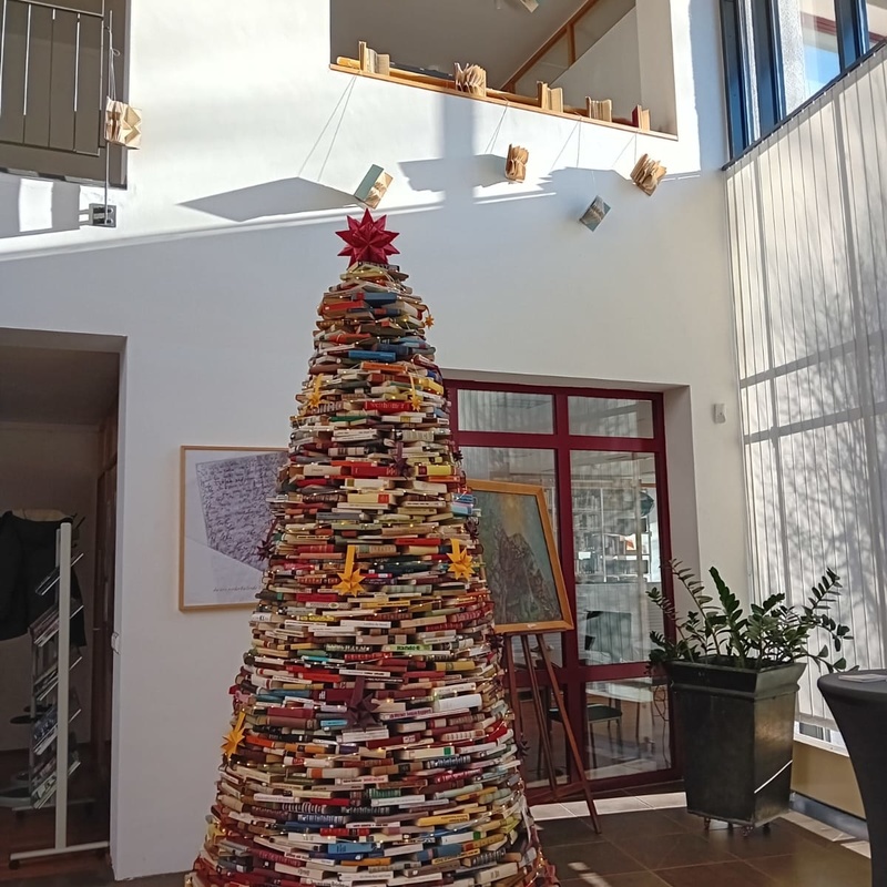 Bücherbaum 2025 im Foyer Gleimhaus Halberstadt