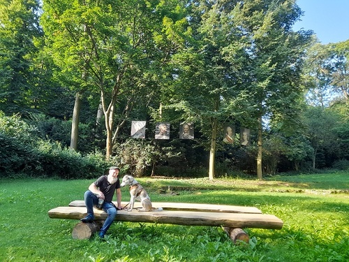 Herr Borchmann vor den Porträts in den Spiegelsbergen