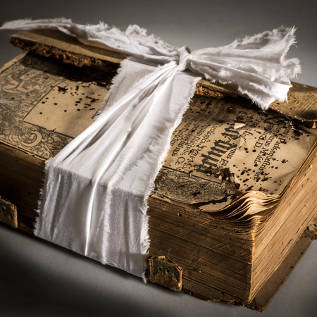 Buch mit Verband, Foto: U. Schrader