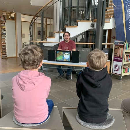 Museumskinder bei Gleim mit Vorleser Yannis, Foto: Gleimhaus
