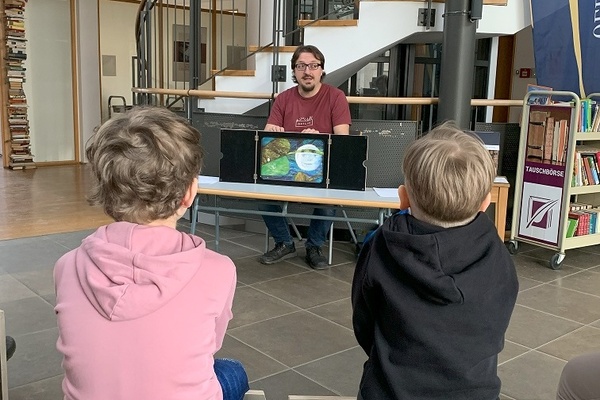 Museumskinder bei Gleim mit Vorleser Yannis, Foto: Gleimhaus