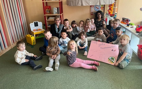 Kita Waldblick Fröhliche Gesichter bei der neuen Kooperation: Kita-Leiterin Franziska Hempel, Museumsdirektorin Dr. Ute Pott und viele neugierige Kinder freuen sich auf gemeinsame Entdeckungsreisen in die Welt der Bücher und Geschichten. Kita Waldblick Fröhliche Gesichter bei der neuen Kooperation: Kita-Leiterin Franziska Hempel, Museumsdirektorin Dr. Ute Pott und viele neugierige Kinder freuen sich auf gemeinsame Entdeckungsreisen in die Welt der Bücher und Geschichten.