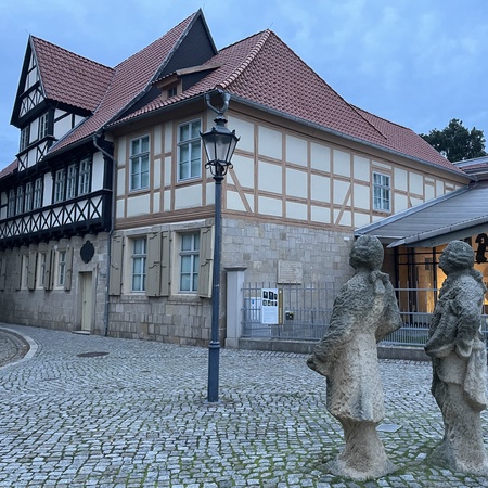 Gleimhaus und zwei Herren in Betrachtung des Domes Gleimhaus und zwei Herren in Betrachtung des Domes