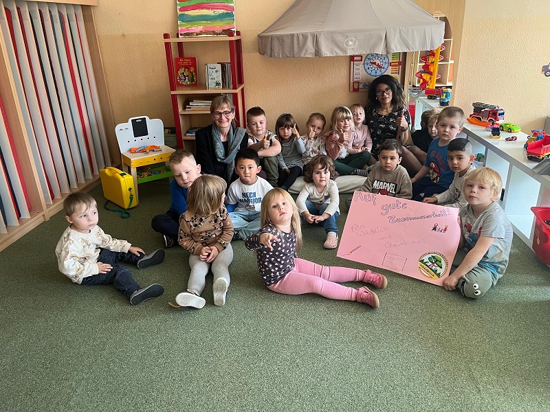 Kita Waldblick Fröhliche Gesichter bei der neuen Kooperation: Kita-Leiterin Franziska Hempel, Museumsdirektorin Dr. Ute Pott und viele neugierige Kinder freuen sich auf gemeinsame Entdeckungsreisen in die Welt der Bücher und Geschichten. Kita Waldblick Fröhliche Gesichter bei der neuen Kooperation: Kita-Leiterin Franziska Hempel, Museumsdirektorin Dr. Ute Pott und viele neugierige Kinder freuen sich auf gemeinsame Entdeckungsreisen in die Welt der Bücher und Geschichten.